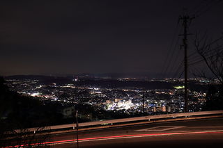宝山寺の夜景スポット写真（2）class=