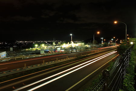 阪和道を走る車の光跡
