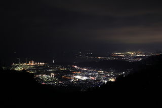 海南市と和歌山市の夜景を望む