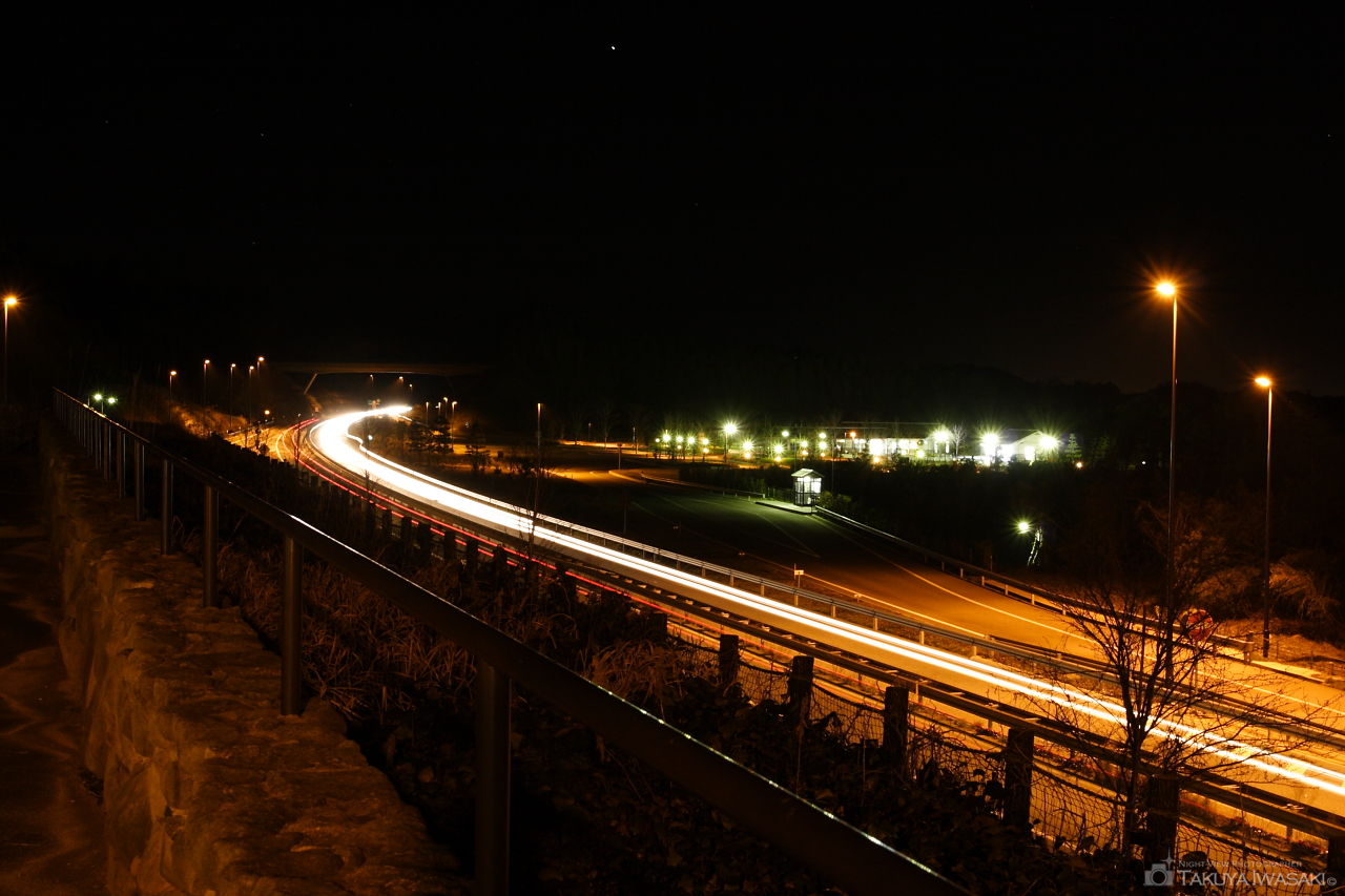 山陰自動車道を走る車の光跡