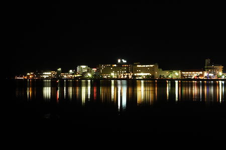 宍道湖に面した観光ホテル街を望む