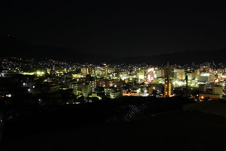 階段の途中から呉市内の夜景を望む