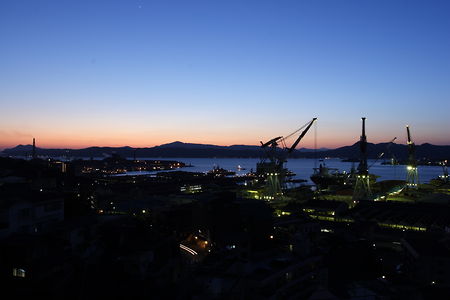 日没後の呉港を望む