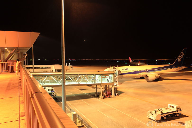 山口宇部空港 送迎デッキの夜景スポット写真（1）