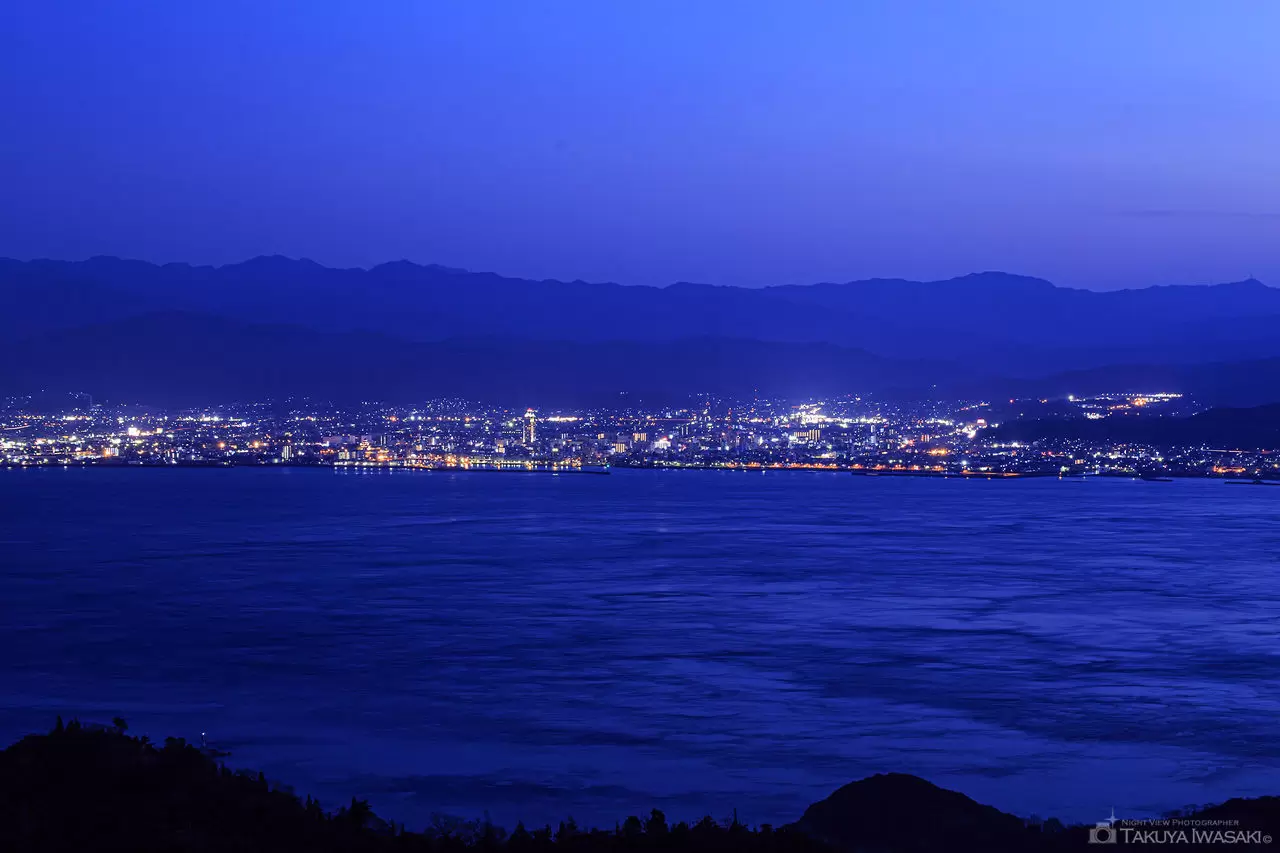 亀老山展望公園手前の夜景（愛媛県今治市）