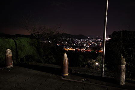 記念碑から福津市を中心とした夜景を望む