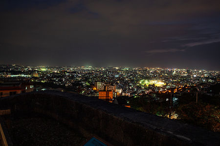 首里城 西のアザナの夜景スポット写真（1）class=