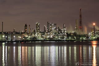 新磯子町 東京ガス 根岸LNG基地前の夜景スポット写真（1）class=