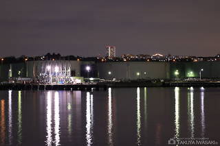 新磯子町 東京ガス 根岸LNG基地前の夜景スポット写真（3）class=