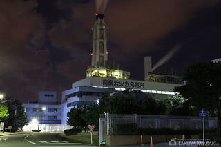 新磯子町 東京ガス 根岸LNG基地前の夜景スポット写真（4）class=