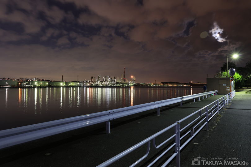新磯子町 東京ガス 根岸LNG基地前の夜景スポット写真（5）