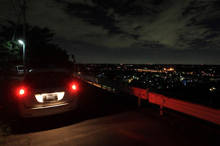 車を停めて夜景を観賞する