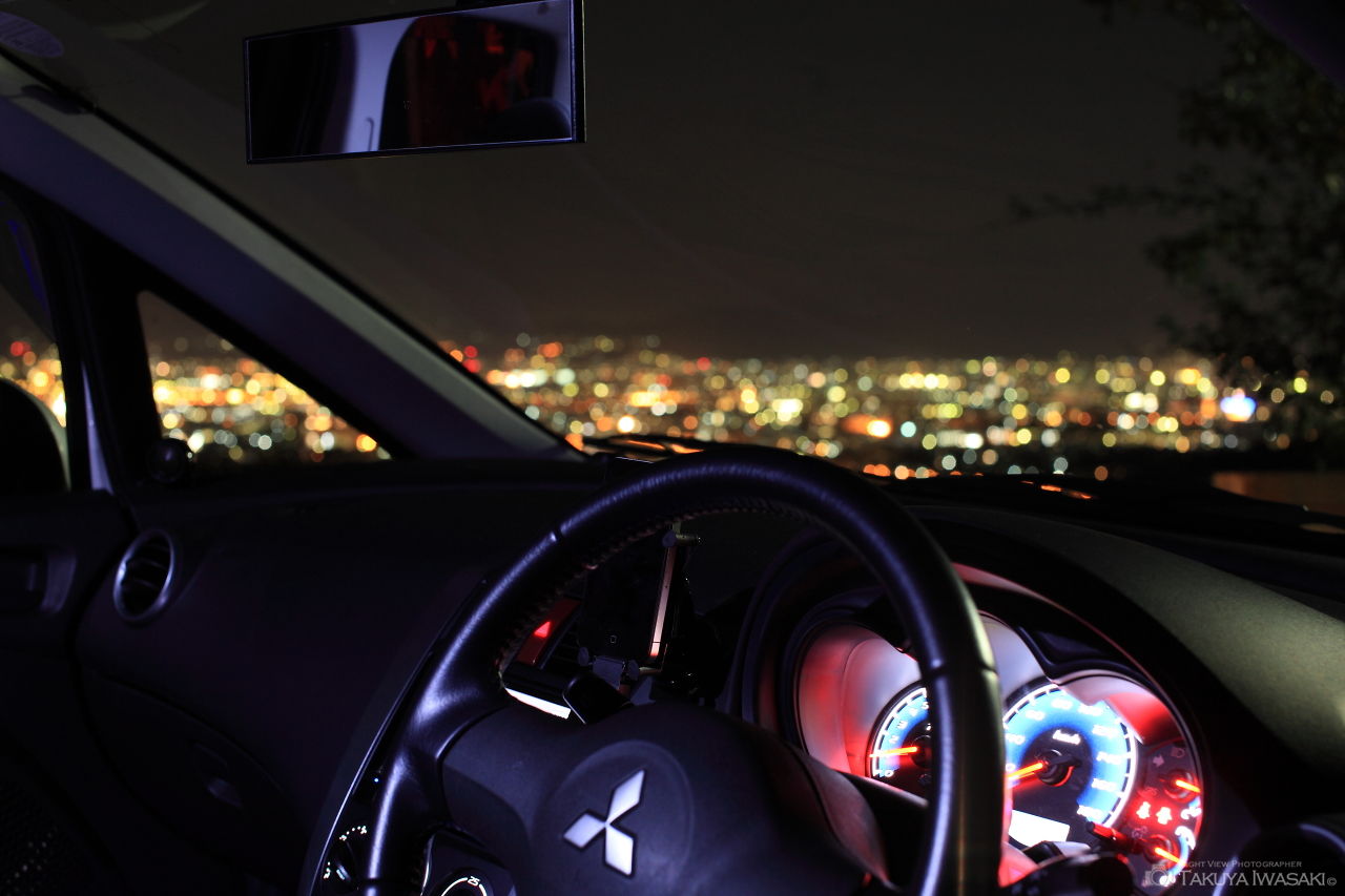 車内から夜景を望む