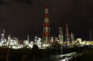 新日本石油精製のプラントと煙突を望む