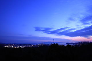 日没後に鹿久居島方面の夜景を望む