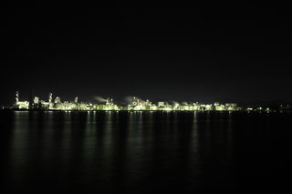 対岸の日本触媒姫路製造所の工場夜景を望む