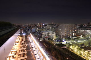 東京ソラマチのレストランと墨田区の夜景を眺める