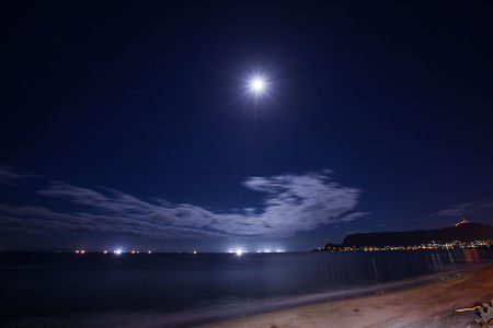 津軽海峡と月明かり