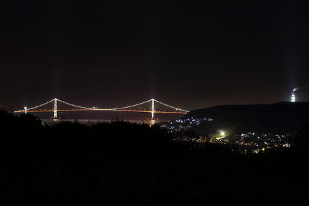 ライトアップされた白鳥大橋とJXTGエネルギーの煙突