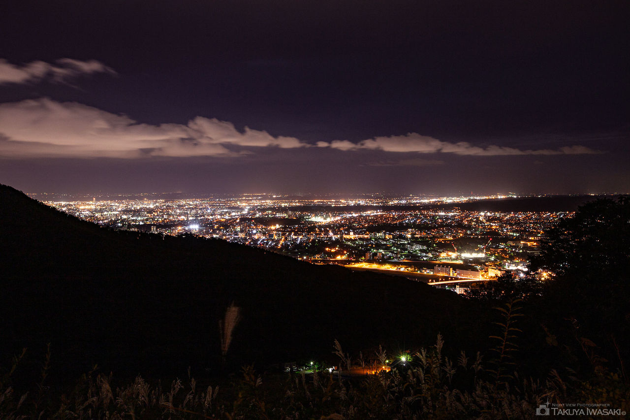 札幌市内の夜景を一望する