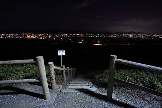 中條景昭像公園の夜景スポット写真（2）class=