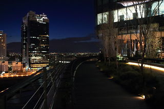 グランフロント大阪 南館テラスガーデンの夜景スポット写真（4）class=