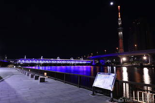 ブルーのイルミが美しい隅田川橋梁と東京スカイツリー