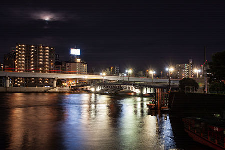 首都高速と隅田川の夜景を望む