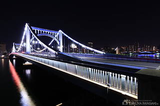 ライトアップされた清洲橋を望む