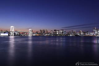 レインボーブリッジと東京都心を望む