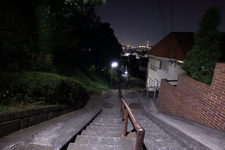 田奈第三公園横の階段の雰囲気