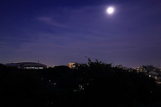 横浜国際プール方面の夜景と月明かり