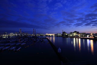 横浜市民ヨットハーバーの停泊する船と工場夜景