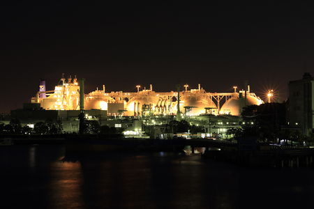 東京ガス根岸工場のガスタンクを望む