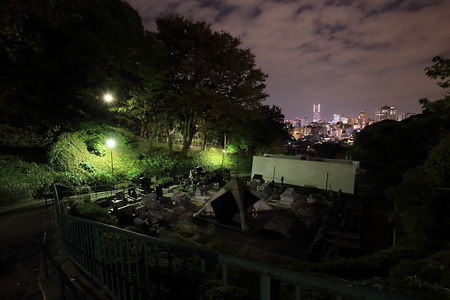 横浜外国人墓地とみなとみらい方面の夜景