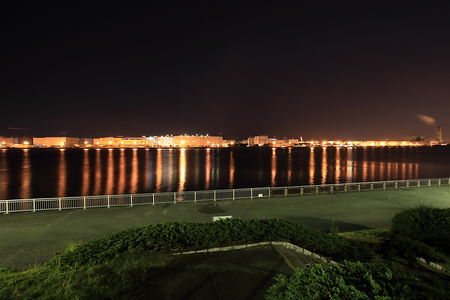 船の展望台から東扇島方面の工場夜景を望む