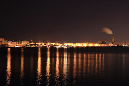 東亜石油のタンクを中心とした工場夜景