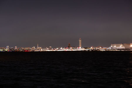 羽田空港のターミナルと東京タワー方面の夜景