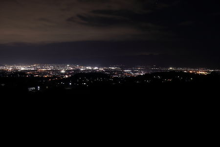 南アルプス市の夜景を望む