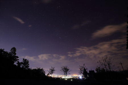 夜空と南アルプス市の夜景