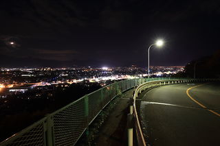歩道と開成町・松田町方面の夜景