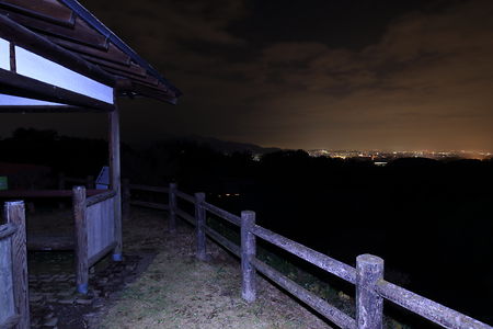 東屋と平塚市の夜景