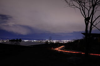 高崎市内の夜景と車の光跡
