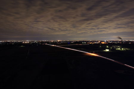 行田市内の夜景と車の光跡