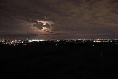 行田市内の夜景と月明かり