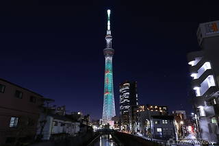 北十間川に反射された東京スカイツリーのライトアップ