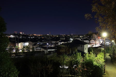 大泉町の住宅街夜景を望む