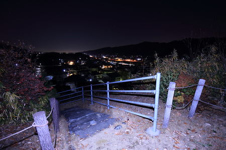 階段付近から望む平群駅方面の夜景