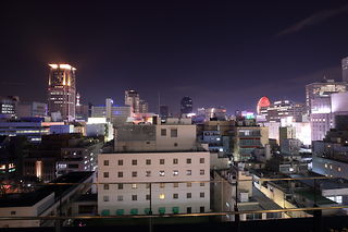 グランフロント大阪 北館7階デッキの夜景スポット写真（1）class=