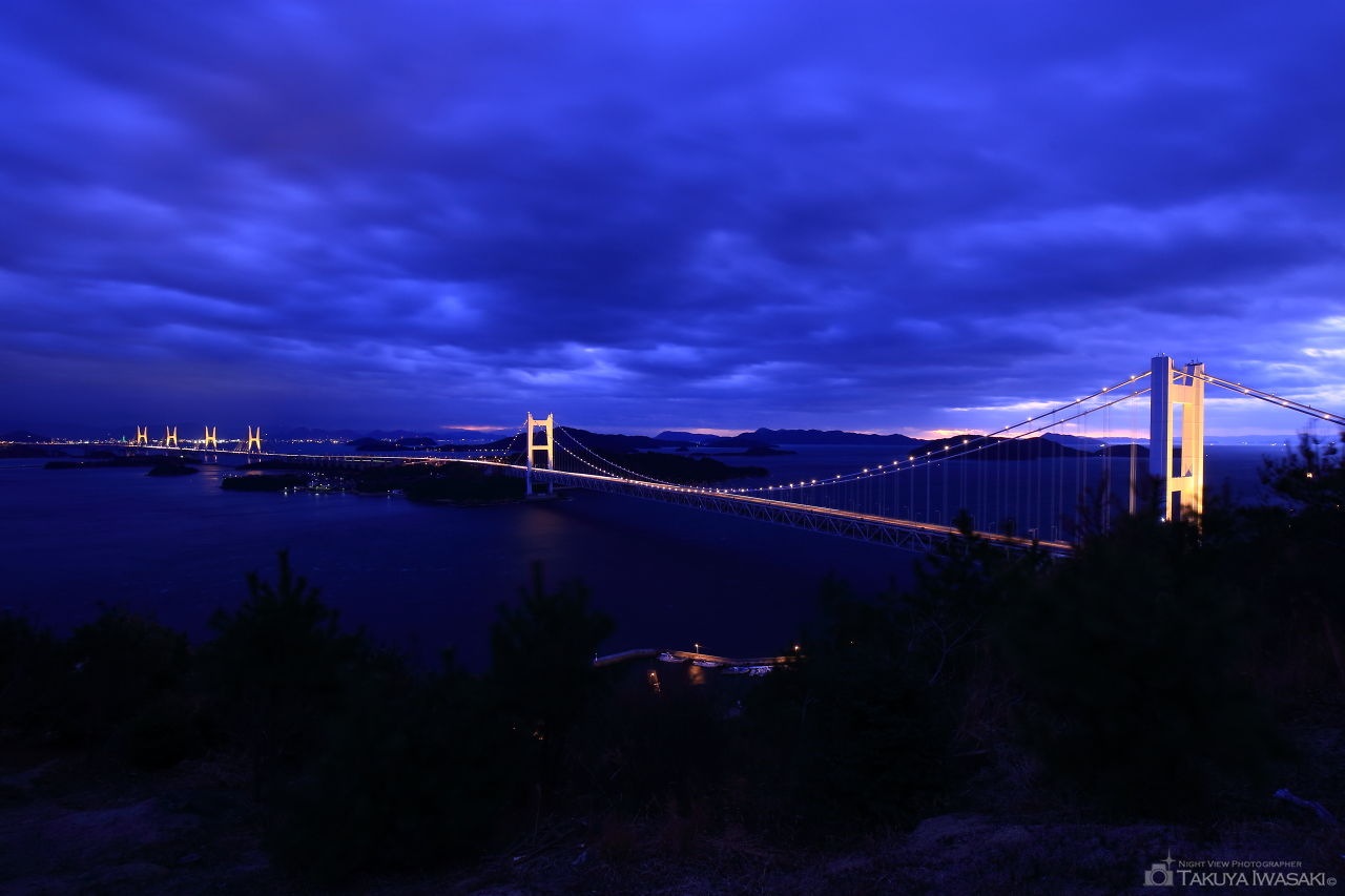 日没後にライトアップされた瀬戸大橋を望む